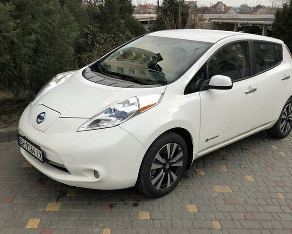 Белый Ниссан Лиф, объемом двигателя 0 л и пробегом 52 тыс. км за 12200 $, фото 1 на Automoto.ua