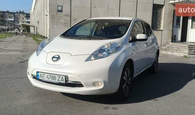 Белый Ниссан Лиф, объемом двигателя 0 л и пробегом 126 тыс. км за 10000 $, фото 1 на Automoto.ua