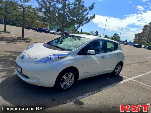 Белый Ниссан Лиф, объемом двигателя 0 л и пробегом 95 тыс. км за 7999 $, фото 1 на Automoto.ua