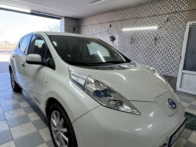 Белый Ниссан Лиф, объемом двигателя 0 л и пробегом 107 тыс. км за 8500 $, фото 1 на Automoto.ua