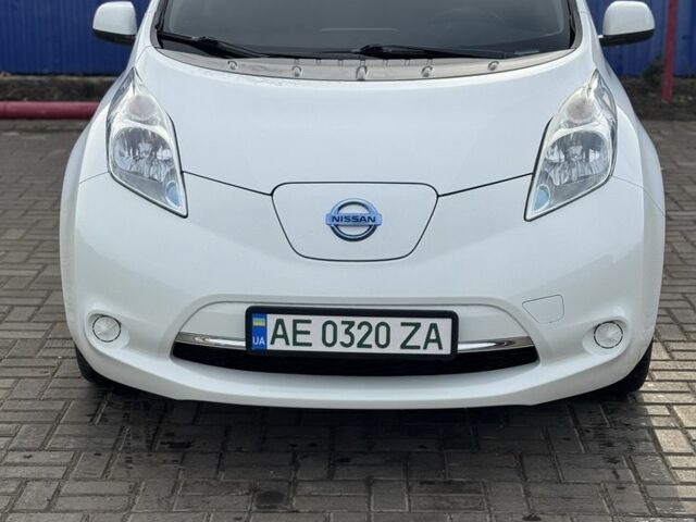 Білий Ніссан Ліф, об'ємом двигуна 0 л та пробігом 65 тис. км за 7500 $, фото 1 на Automoto.ua