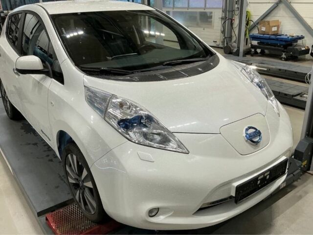 Белый Ниссан Лиф, объемом двигателя 0 л и пробегом 132 тыс. км за 7700 $, фото 1 на Automoto.ua