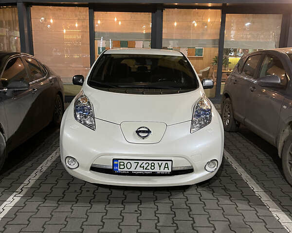 Білий Ніссан Ліф, об'ємом двигуна 0 л та пробігом 112 тис. км за 7550 $, фото 1 на Automoto.ua