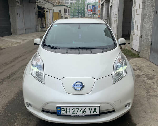 Белый Ниссан Лиф, объемом двигателя 0 л и пробегом 170 тыс. км за 7500 $, фото 1 на Automoto.ua