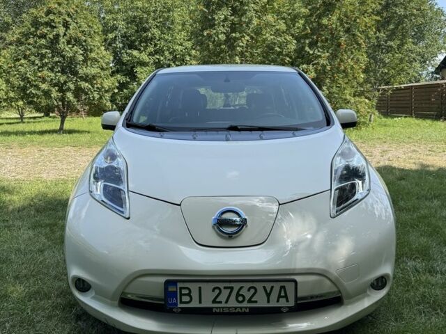 Белый Ниссан Лиф, объемом двигателя 0 л и пробегом 70 тыс. км за 8000 $, фото 1 на Automoto.ua