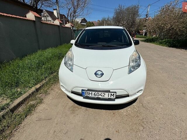 Білий Ніссан Ліф, об'ємом двигуна 0 л та пробігом 166 тис. км за 6000 $, фото 1 на Automoto.ua