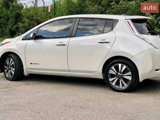 Белый Ниссан Лиф, объемом двигателя 0 л и пробегом 166 тыс. км за 7000 $, фото 1 на Automoto.ua