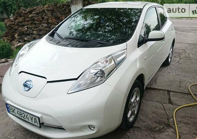 Білий Ніссан Ліф, об'ємом двигуна 0 л та пробігом 86 тис. км за 7200 $, фото 1 на Automoto.ua