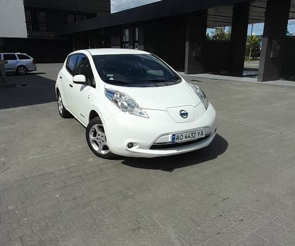 Белый Ниссан Лиф, объемом двигателя 0 л и пробегом 240 тыс. км за 5200 $, фото 1 на Automoto.ua