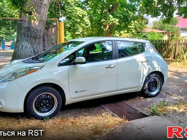 Белый Ниссан Лиф, объемом двигателя 0 л и пробегом 114 тыс. км за 8000 $, фото 1 на Automoto.ua