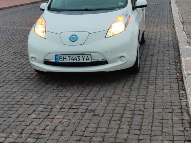Білий Ніссан Ліф, об'ємом двигуна 0 л та пробігом 120 тис. км за 9000 $, фото 1 на Automoto.ua