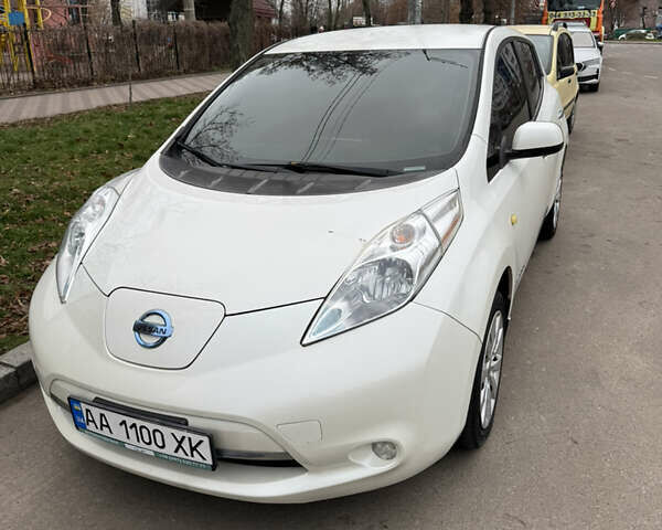 Белый Ниссан Лиф, объемом двигателя 0 л и пробегом 140 тыс. км за 5000 $, фото 1 на Automoto.ua
