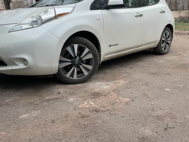 Белый Ниссан Лиф, объемом двигателя 0 л и пробегом 221 тыс. км за 4000 $, фото 1 на Automoto.ua