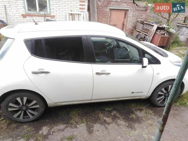 Белый Ниссан Лиф, объемом двигателя 0 л и пробегом 100 тыс. км за 10000 $, фото 1 на Automoto.ua