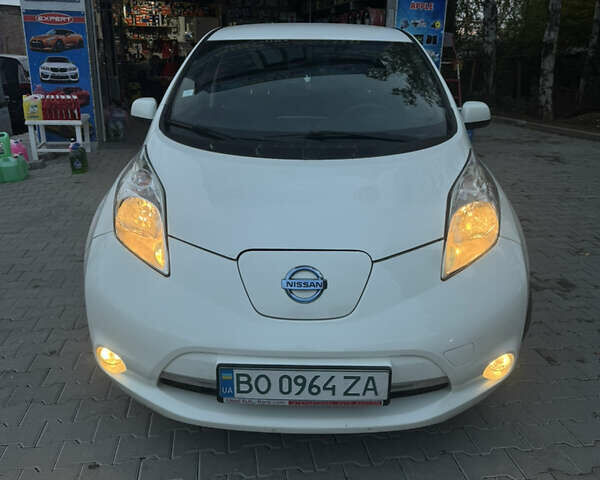 Белый Ниссан Лиф, объемом двигателя 0 л и пробегом 153 тыс. км за 6000 $, фото 1 на Automoto.ua