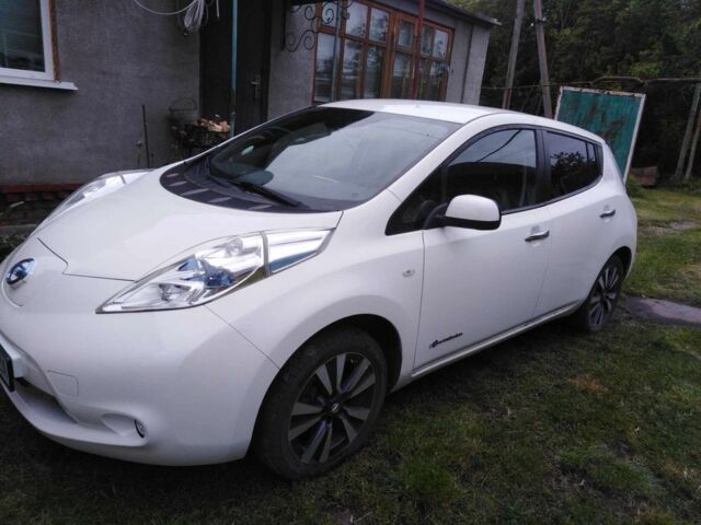 Білий Ніссан Ліф, об'ємом двигуна 0 л та пробігом 100 тис. км за 10000 $, фото 1 на Automoto.ua