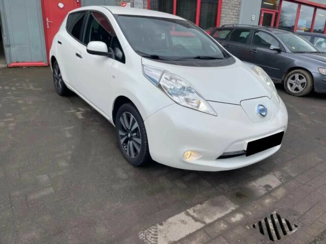 Белый Ниссан Лиф, объемом двигателя 0 л и пробегом 73 тыс. км за 4600 $, фото 1 на Automoto.ua