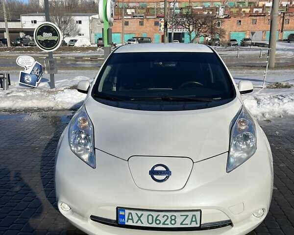 Белый Ниссан Лиф, объемом двигателя 0 л и пробегом 156 тыс. км за 8200 $, фото 1 на Automoto.ua