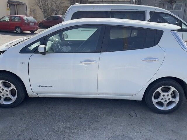 Белый Ниссан Лиф, объемом двигателя 0 л и пробегом 59 тыс. км за 3800 $, фото 1 на Automoto.ua