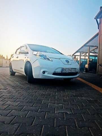 Білий Ніссан Ліф, об'ємом двигуна 0 л та пробігом 136 тис. км за 6500 $, фото 1 на Automoto.ua