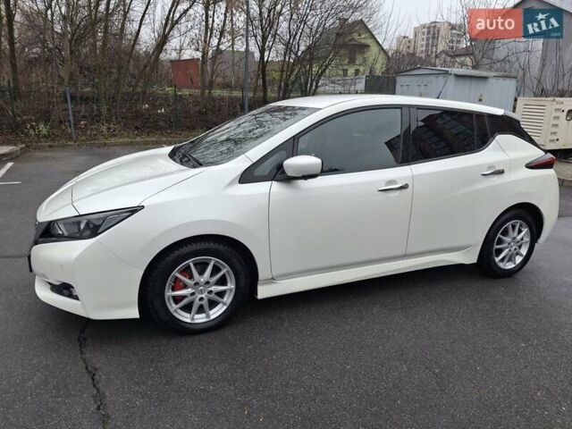 Белый Ниссан Лиф, объемом двигателя 0 л и пробегом 142 тыс. км за 12500 $, фото 1 на Automoto.ua