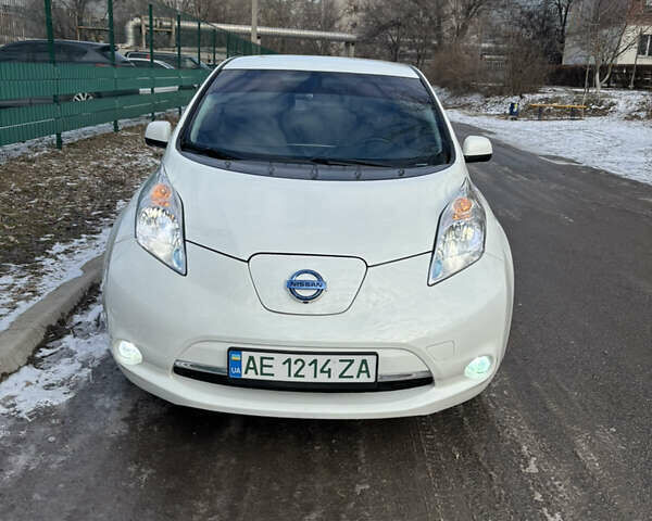 Белый Ниссан Лиф, объемом двигателя 0 л и пробегом 89 тыс. км за 10000 $, фото 1 на Automoto.ua