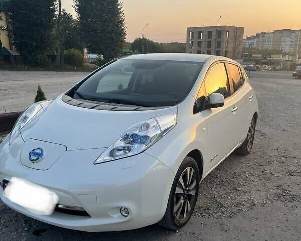 Белый Ниссан Лиф, объемом двигателя 0 л и пробегом 120 тыс. км за 9800 $, фото 1 на Automoto.ua