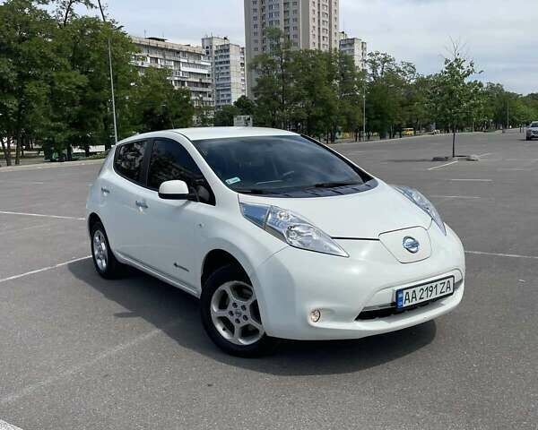 Білий Ніссан Ліф, об'ємом двигуна 0 л та пробігом 243 тис. км за 6000 $, фото 1 на Automoto.ua