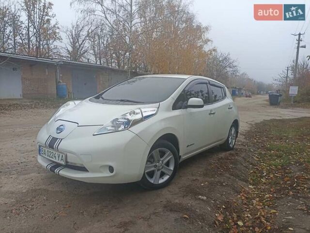 Белый Ниссан Лиф, объемом двигателя 0 л и пробегом 170 тыс. км за 5999 $, фото 1 на Automoto.ua