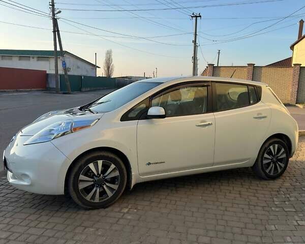 Білий Ніссан Ліф, об'ємом двигуна 0 л та пробігом 128 тис. км за 7300 $, фото 1 на Automoto.ua