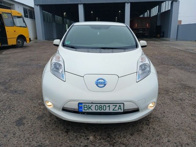 Білий Ніссан Ліф, об'ємом двигуна 0 л та пробігом 243 тис. км за 4999 $, фото 1 на Automoto.ua