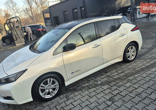 Білий Ніссан Ліф, об'ємом двигуна 0 л та пробігом 192 тис. км за 10800 $, фото 1 на Automoto.ua