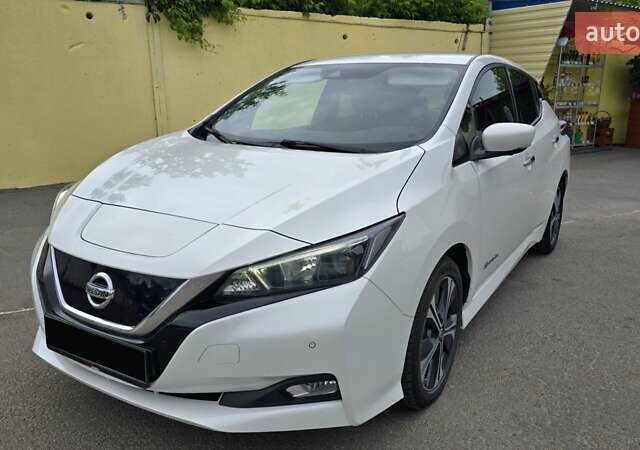 Белый Ниссан Лиф, объемом двигателя 0 л и пробегом 135 тыс. км за 12800 $, фото 1 на Automoto.ua