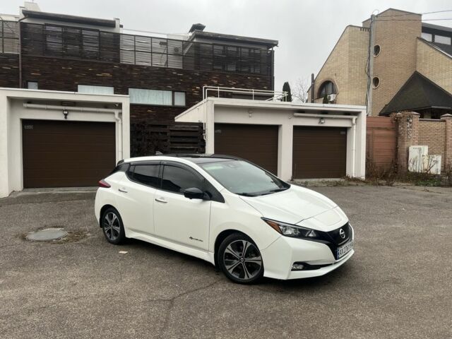 Белый Ниссан Лиф, объемом двигателя 0 л и пробегом 130 тыс. км за 10300 $, фото 1 на Automoto.ua