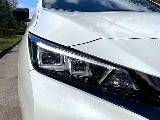 Білий Ніссан Ліф, об'ємом двигуна 0 л та пробігом 140 тис. км за 13000 $, фото 1 на Automoto.ua