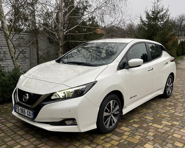 Белый Ниссан Лиф, объемом двигателя 0 л и пробегом 51 тыс. км за 12500 $, фото 1 на Automoto.ua