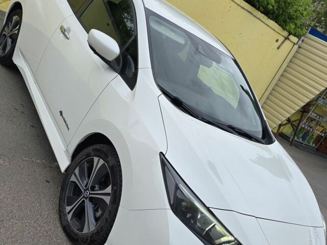 Белый Ниссан Лиф, объемом двигателя 0 л и пробегом 135 тыс. км за 12800 $, фото 1 на Automoto.ua