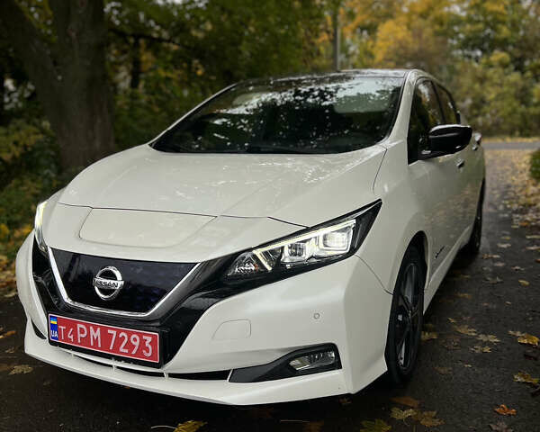 Белый Ниссан Лиф, объемом двигателя 0 л и пробегом 140 тыс. км за 11200 $, фото 1 на Automoto.ua