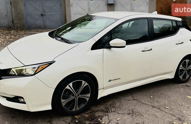 Белый Ниссан Лиф, объемом двигателя 0 л и пробегом 15 тыс. км за 12000 $, фото 1 на Automoto.ua