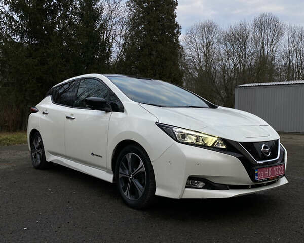 Белый Ниссан Лиф, объемом двигателя 0 л и пробегом 147 тыс. км за 10999 $, фото 1 на Automoto.ua