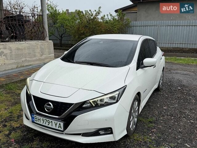 Белый Ниссан Лиф, объемом двигателя 0 л и пробегом 105 тыс. км за 12000 $, фото 1 на Automoto.ua