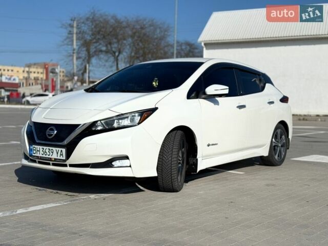 Білий Ніссан Ліф, об'ємом двигуна 0 л та пробігом 90 тис. км за 15000 $, фото 1 на Automoto.ua
