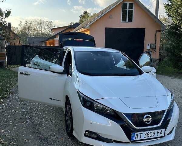 Білий Ніссан Ліф, об'ємом двигуна 0 л та пробігом 135 тис. км за 11600 $, фото 1 на Automoto.ua