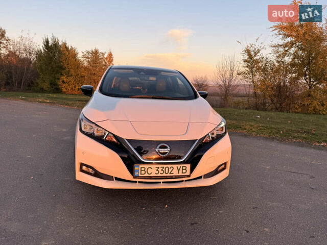 Белый Ниссан Лиф, объемом двигателя 0 л и пробегом 162 тыс. км за 12000 $, фото 1 на Automoto.ua