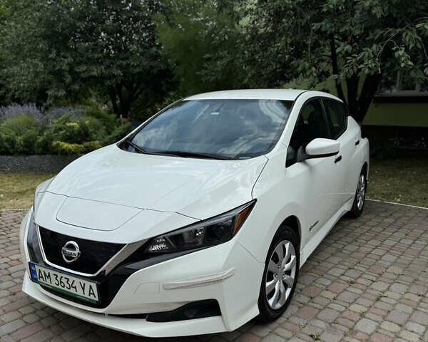 Белый Ниссан Лиф, объемом двигателя 0 л и пробегом 96 тыс. км за 14000 $, фото 1 на Automoto.ua