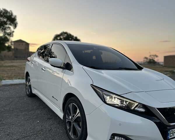 Білий Ніссан Ліф, об'ємом двигуна 0 л та пробігом 83 тис. км за 14000 $, фото 1 на Automoto.ua