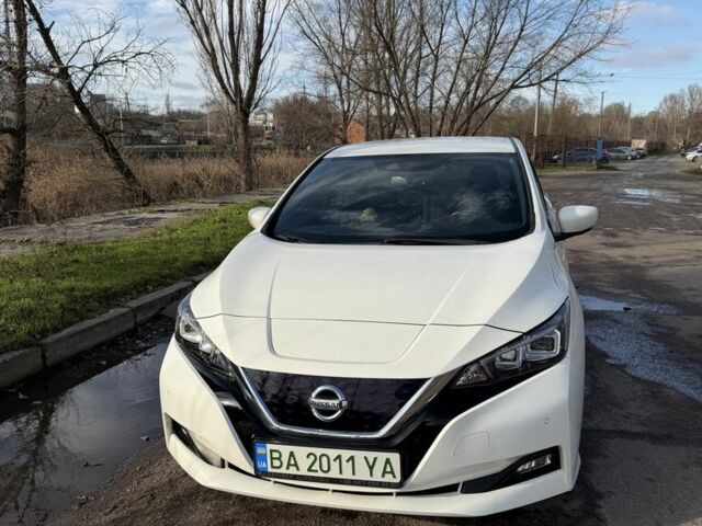 Белый Ниссан Лиф, объемом двигателя 0 л и пробегом 115 тыс. км за 13000 $, фото 1 на Automoto.ua