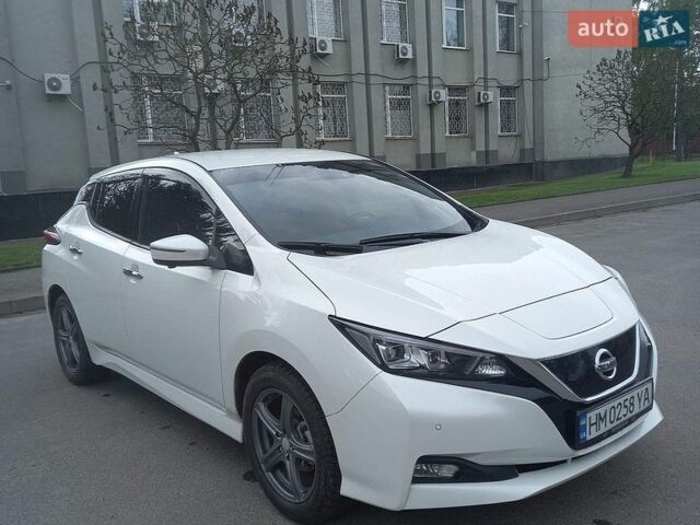Белый Ниссан Лиф, объемом двигателя 0 л и пробегом 55 тыс. км за 12500 $, фото 1 на Automoto.ua