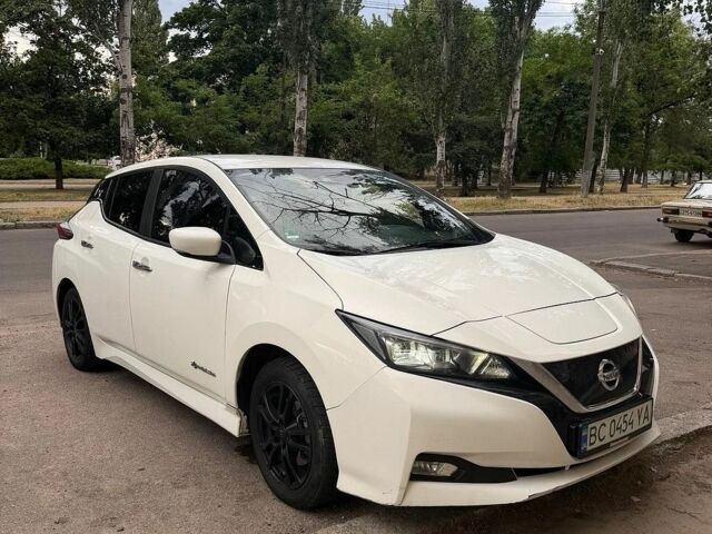 Белый Ниссан Лиф, объемом двигателя 0 л и пробегом 137 тыс. км за 12500 $, фото 1 на Automoto.ua