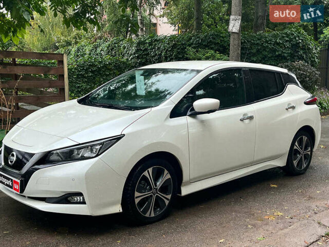 Белый Ниссан Лиф, объемом двигателя 0 л и пробегом 21 тыс. км за 14740 $, фото 1 на Automoto.ua